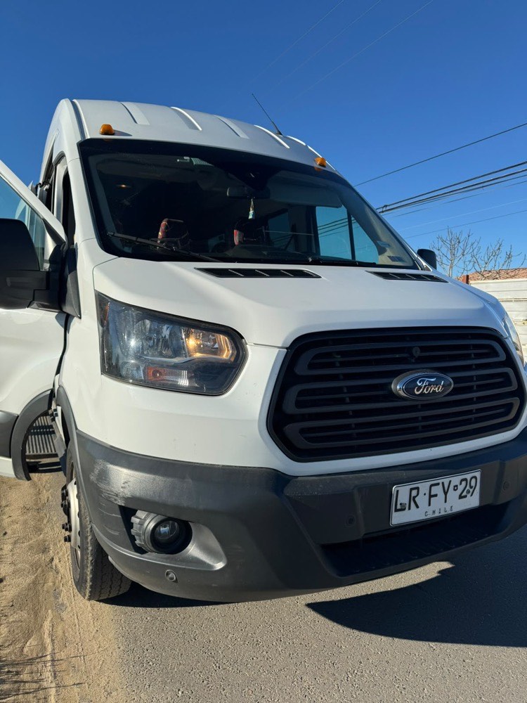 Frente de un Ford Transit de Marmax