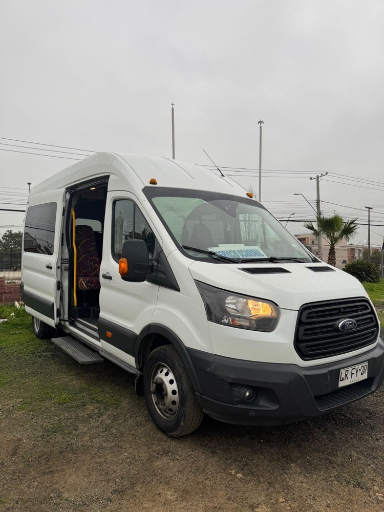 Ford Transit de Marmax con la puerta lateral abierta