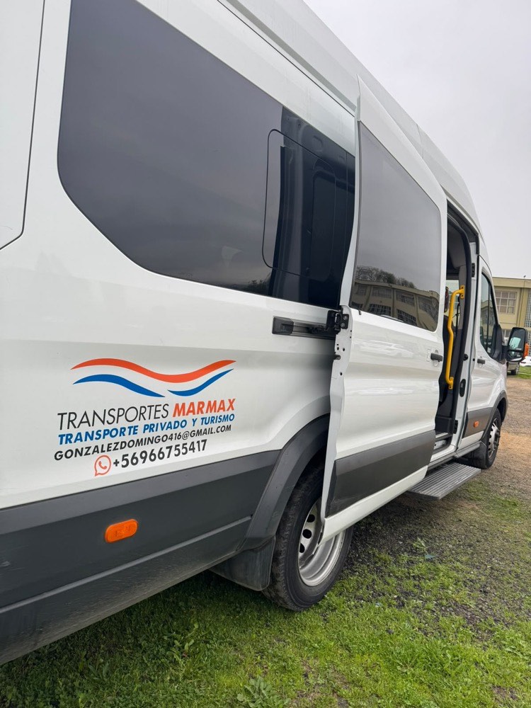 Costado de un bus de Marmax con el logo de la empresa